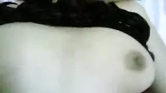 ملن عربيه بتعرض في بزازها الكبيره وهي بتتناك مع عشيقها