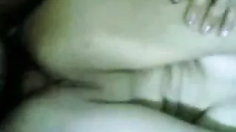ملن عربيه بتعرض في بزازها الكبيره وهي بتتناك مع عشيقها