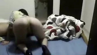 مصريه منحرفه بتمص الزب كله وبتركبه بكسها المولع