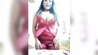 بت مصريه فرسه واقفه بترقص لحبيبها بالقميص الاحمر وتتشرمط