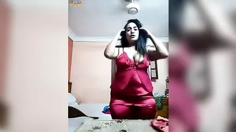 بت مصريه فرسه واقفه بترقص لحبيبها بالقميص الاحمر وتتشرمط