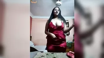 بت مصريه فرسه واقفه بترقص لحبيبها بالقميص الاحمر وتتشرمط