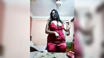 بت مصريه فرسه واقفه بترقص لحبيبها بالقميص الاحمر وتتشرمط
