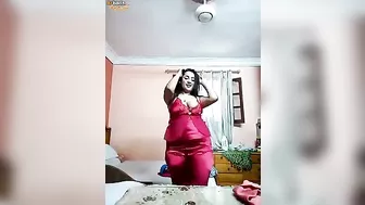 بت مصريه فرسه واقفه بترقص لحبيبها بالقميص الاحمر وتتشرمط