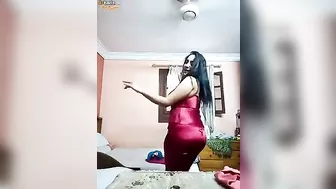 بت مصريه فرسه واقفه بترقص لحبيبها بالقميص الاحمر وتتشرمط