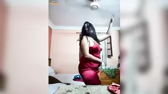 بت مصريه فرسه واقفه بترقص لحبيبها بالقميص الاحمر وتتشرمط
