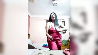 بت مصريه فرسه واقفه بترقص لحبيبها بالقميص الاحمر وتتشرمط