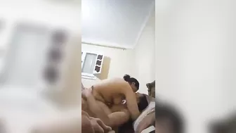 الواد جايب فرسه البيت نازل مص في بزازها وهي على زبه