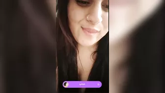 حته مصريه مربربه بتلعب في البزاز واكل مع المتابعين