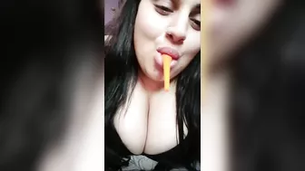 حته مصريه مربربه بتلعب في البزاز واكل مع المتابعين
