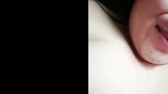 حته مصريه مربربه بتلعب في البزاز واكل مع المتابعين