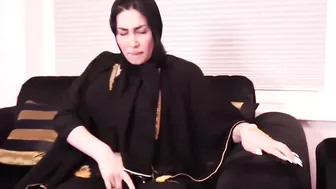 ميرا النوري بتمص زب صديق زوجها بمقابل المال ويصورها