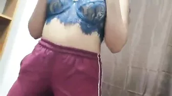 فرسه طيزها كبيره جارها واخدها على زبه بينططها ويصورها