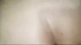 فرسه طيزها كبيره جارها واخدها على زبه بينططها ويصورها