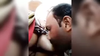 فلاحه مولعه عشيقها مطلع بزازها ونازل فيها مص وتقفيش