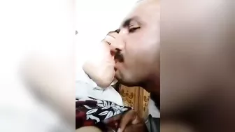 فلاحه مولعه عشيقها مطلع بزازها ونازل فيها مص وتقفيش