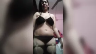 مصريه بجسم ملبن بتدلع لحبيبها وترقصله وتعرض جسمها