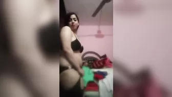 مصريه بجسم ملبن بتدلع لحبيبها وترقصله وتعرض جسمها