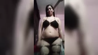 مصريه بجسم ملبن بتدلع لحبيبها وترقصله وتعرض جسمها