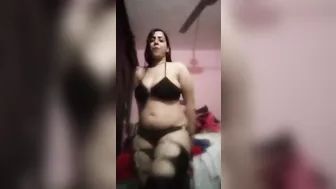 مصريه بجسم ملبن بتدلع لحبيبها وترقصله وتعرض جسمها