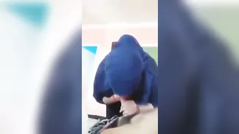 محجبه متعرفش انها بتتصور وبتمص زب ابن جارها
