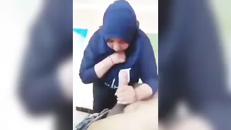 محجبه متعرفش انها بتتصور وبتمص زب ابن جارها