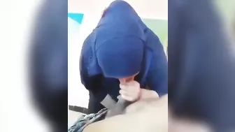 محجبه متعرفش انها بتتصور وبتمص زب ابن جارها