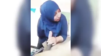 محجبه متعرفش انها بتتصور وبتمص زب ابن جارها