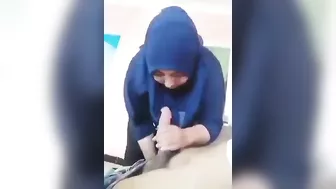 محجبه متعرفش انها بتتصور وبتمص زب ابن جارها