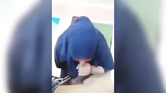 محجبه متعرفش انها بتتصور وبتمص زب ابن جارها