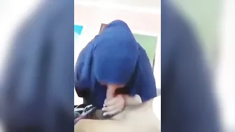 محجبه متعرفش انها بتتصور وبتمص زب ابن جارها