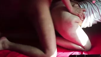 بت جامده الواد قلعها هدومه ونازل نيك في طيزها الملبن