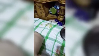ديوث مراته نايمه من غير هدوم وهو بيصورها ويفتح كسها