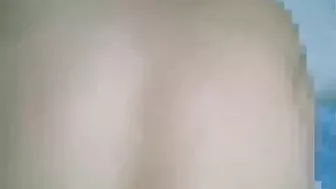 لبوه مصريه نايمه على السرير وعشيقها بيصورها بعد نيكها