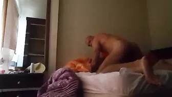 بت جامده على السرير واخده زب عشيقها في كسها وتتنطط جامد