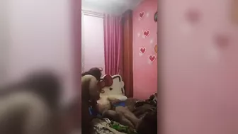 مصريه بتدخل على جارها تمص زبه وتركبه على السرير