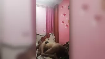 مصريه بتدخل على جارها تمص زبه وتركبه على السرير