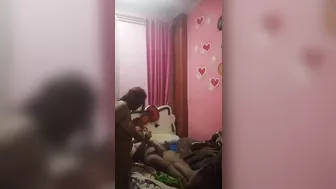 مصريه بتدخل على جارها تمص زبه وتركبه على السرير