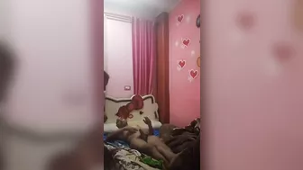 مصريه بتدخل على جارها تمص زبه وتركبه على السرير