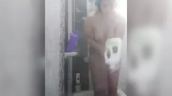 لبوه مصريه ملبن بتصور لحبيبها تحت الدوش وتهيجه