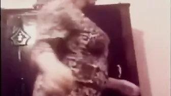 مربربه بتتناك من جوزها الديوث على الارض وتركب زبه