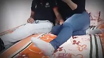 مربربه رافعه طيزها على سرير حبيبها وتخليه يلعب وينيكها