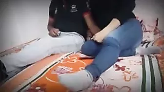 مربربه رافعه طيزها على سرير حبيبها وتخليه يلعب وينيكها
