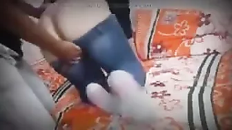 مربربه رافعه طيزها على سرير حبيبها وتخليه يلعب وينيكها