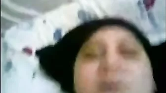 فاجرة مصرية جارها بينيكها على سرير جوزها بالفلوس
