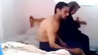 بنوته مصريه مع عشيقها على سريره بتاخد زبه بكل الاوضاع