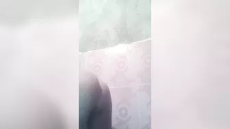 بت جسمها نار واقفه تهيج حبيبها في الحمام وتلعب بطيزها