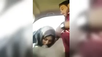 شرموطه محجبه عشيقها مخليها تمصله زبه في العربيه ويفضحها