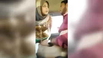 شرموطه محجبه عشيقها مخليها تمصله زبه في العربيه ويفضحها