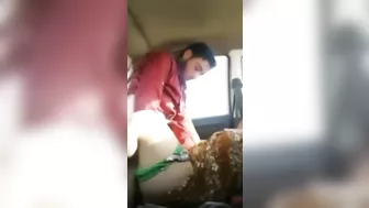 شرموطه محجبه عشيقها مخليها تمصله زبه في العربيه ويفضحها